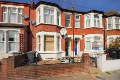 Flat Whitestile Road in Greater London