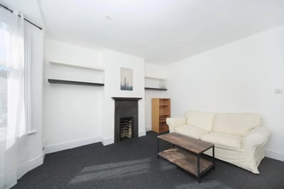 Flat Whitestile Road in Greater London