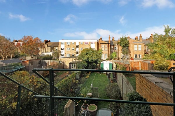 Flat Whitestile Road in Greater London