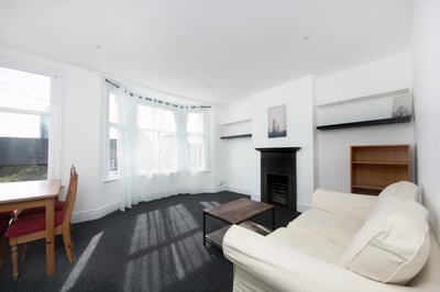 Flat Whitestile Road in Greater London