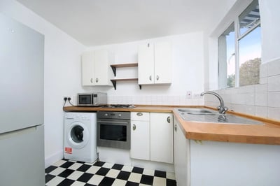 Flat Whitestile Road in Greater London