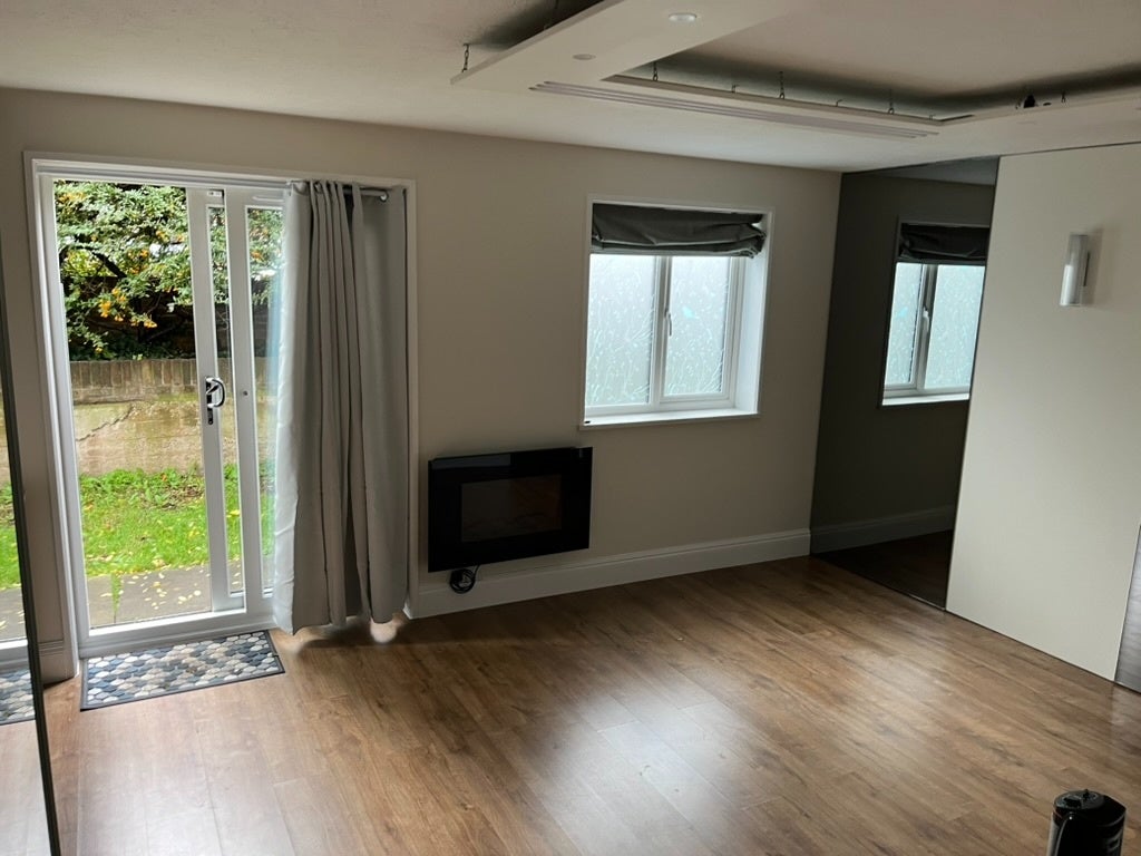 Flat Ealing Road in Greater London