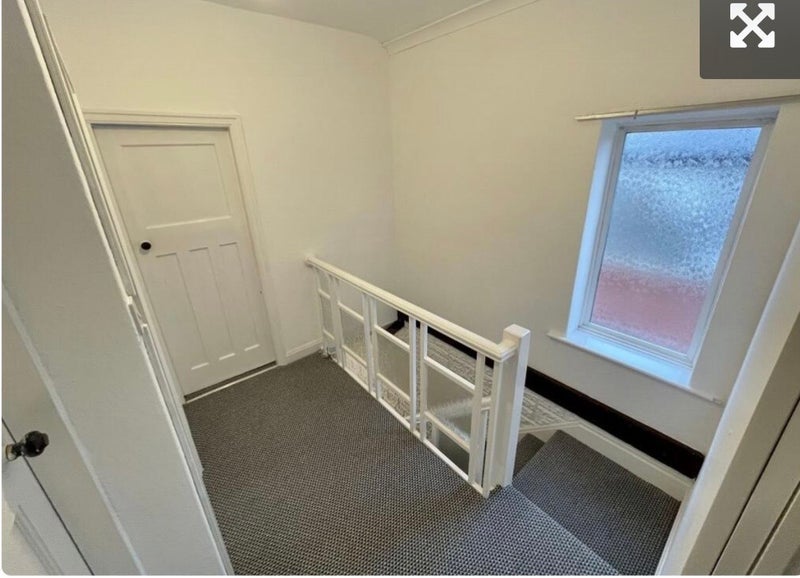 Room Hope Avenue in Farnworth