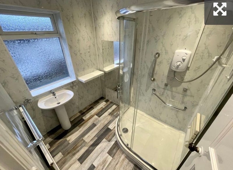 Room Hope Avenue in Farnworth