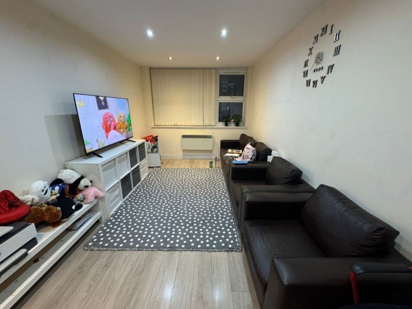 Flat Goodmayes Road in Greater London