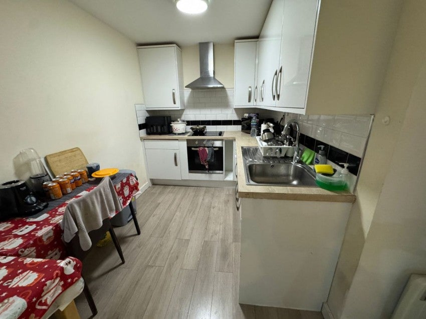 Flat Goodmayes Road in Greater London