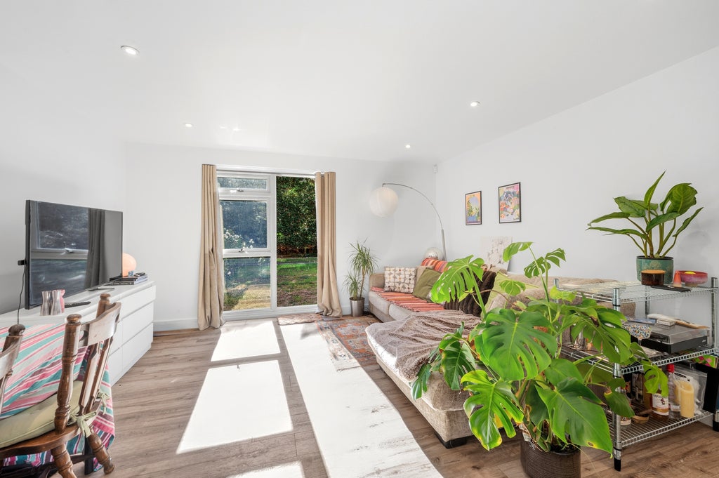 Flat Henfield Road in Greater London