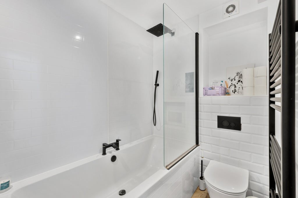 Flat Henfield Road in Greater London