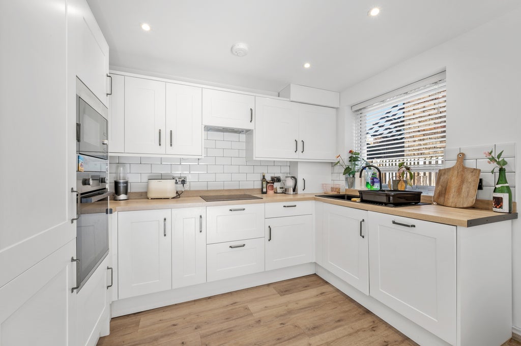 Flat Henfield Road in Greater London