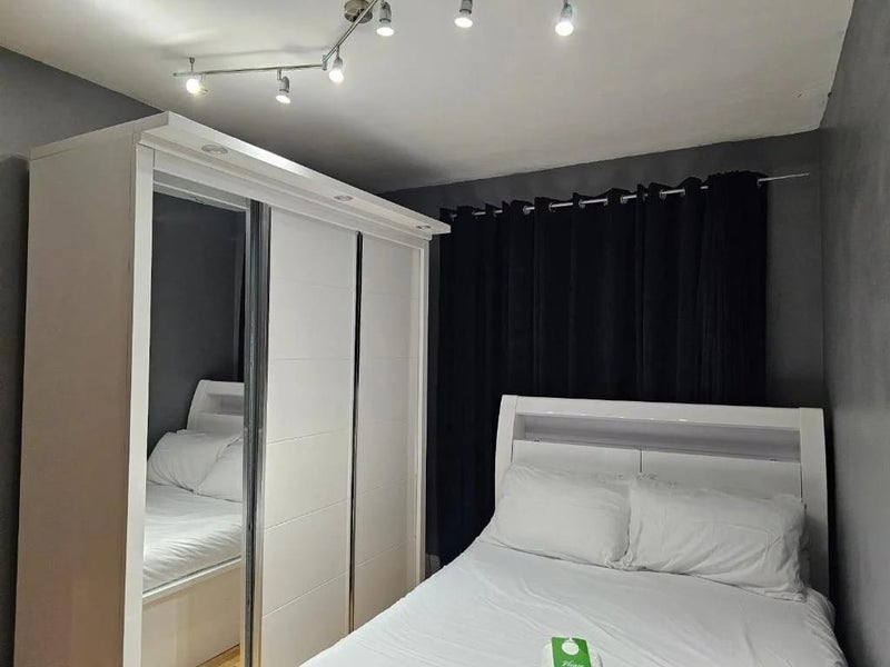 Room Samuel Street in Greater London