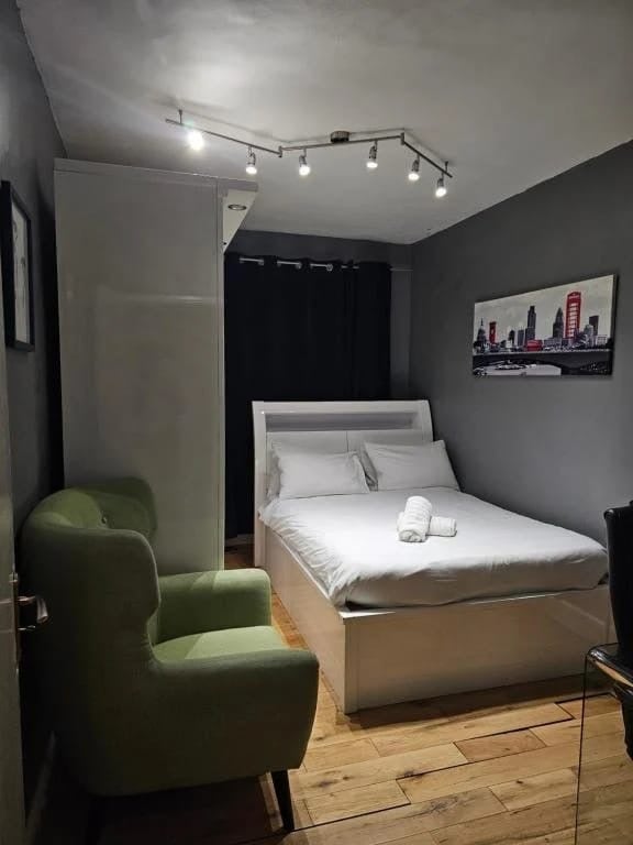 Room Samuel Street in Greater London