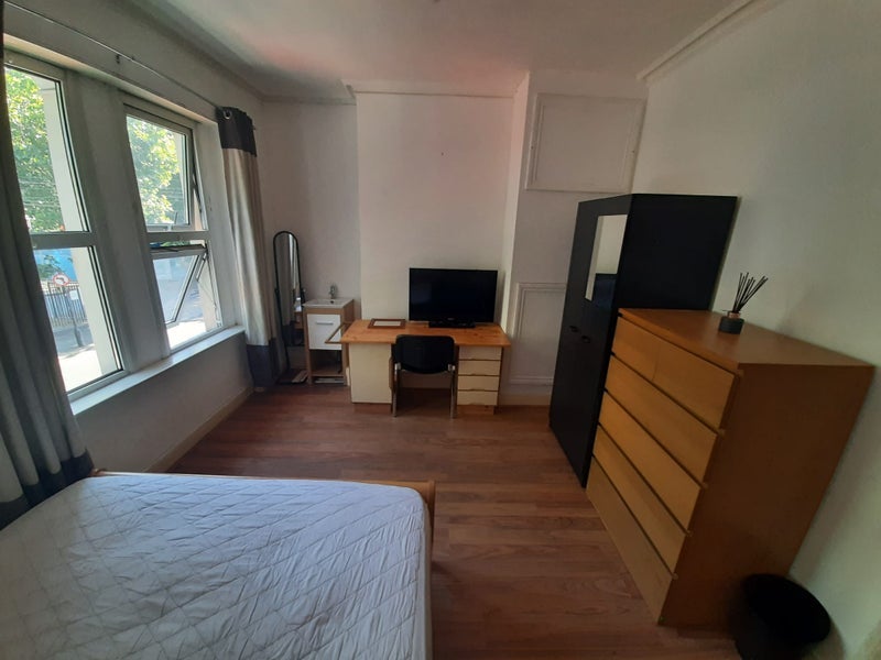Room St Dunstan's Road in Greater London