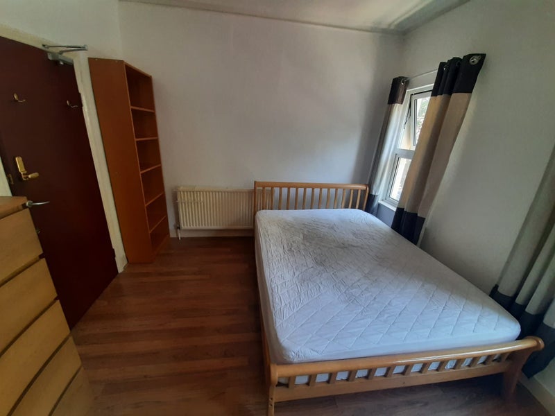 Room St Dunstan's Road in Greater London