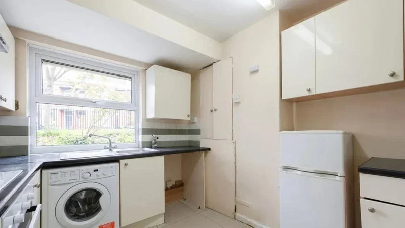 Room Calais Street in Greater London