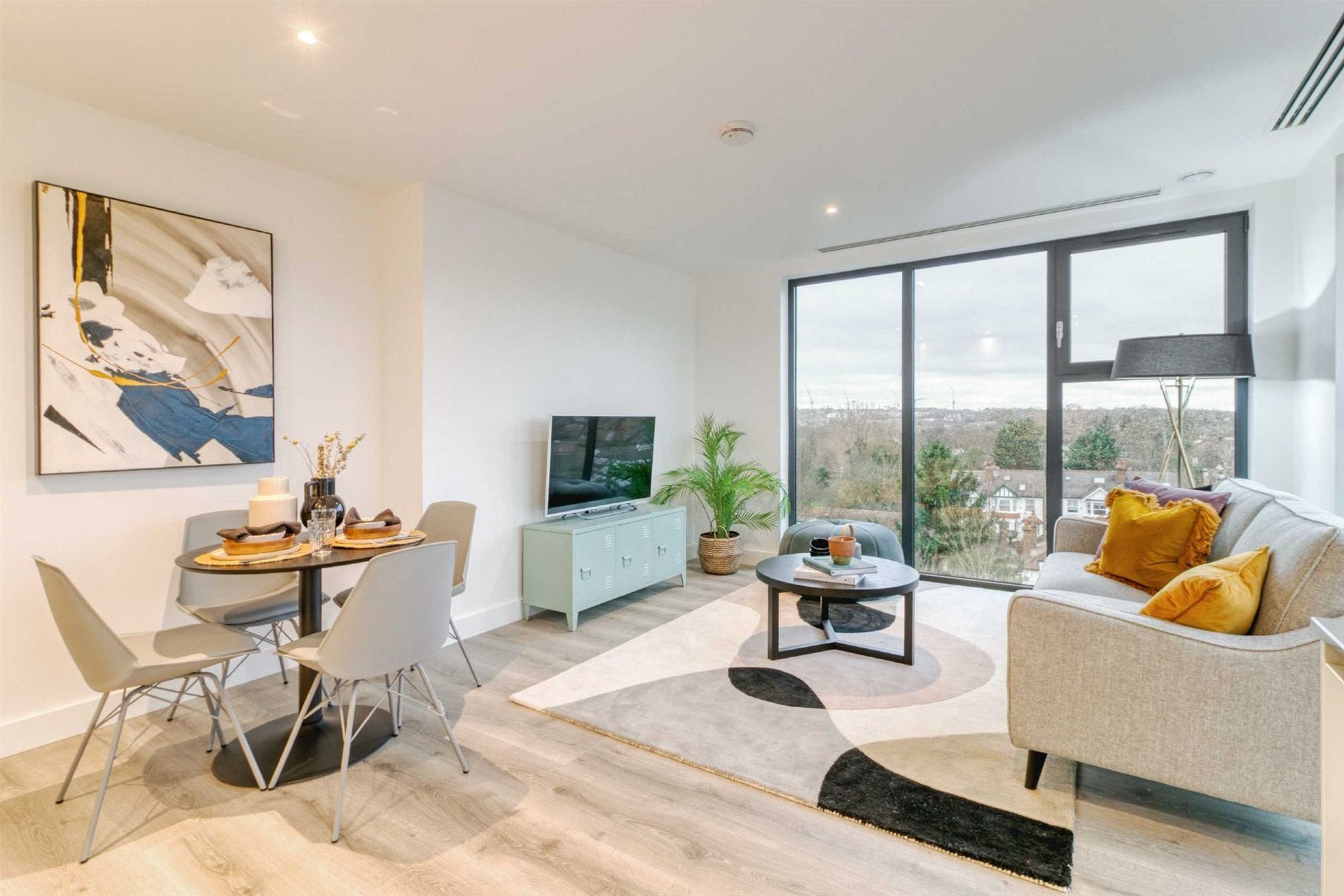 Flat Wickliffe Avenue in Greater London