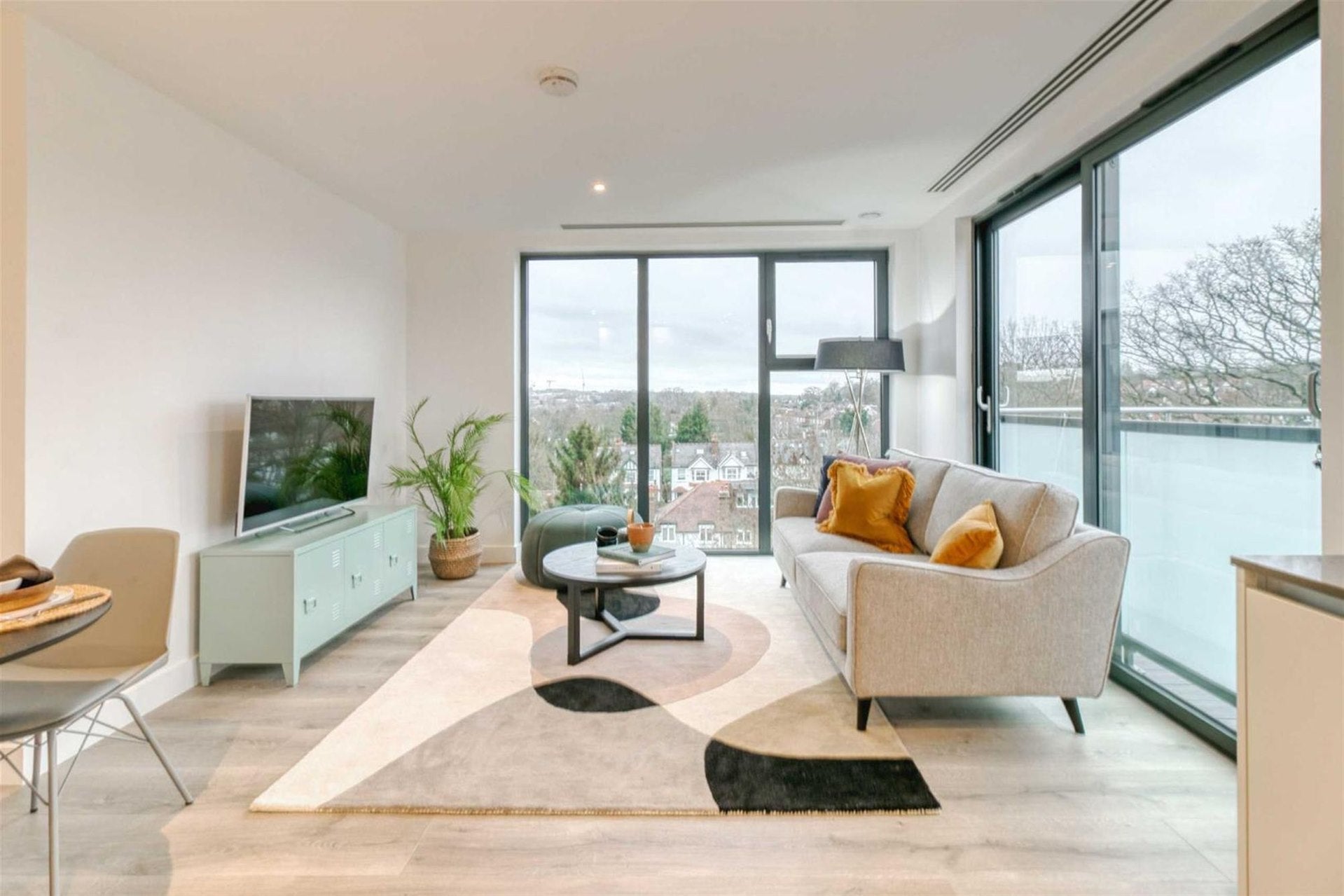 Flat Wickliffe Avenue in Greater London