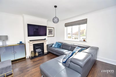 Flat Alandale Drive in Greater London