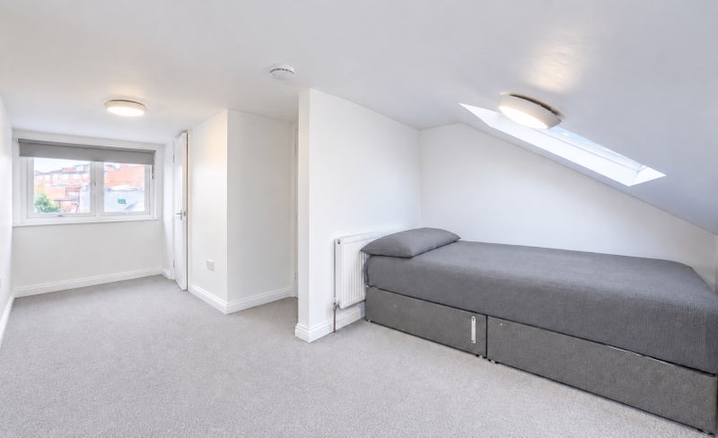 Room Westfield Road in Greater London