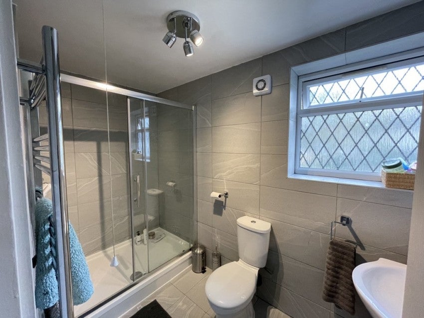 Flat Raymond Crescent in Guildford
