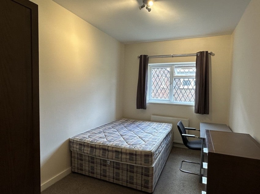 Flat Raymond Crescent in Guildford