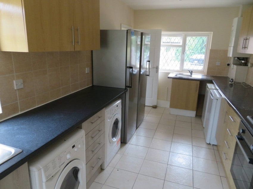 Flat Raymond Crescent in Guildford