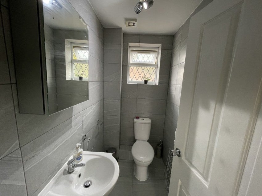 Flat Raymond Crescent in Guildford