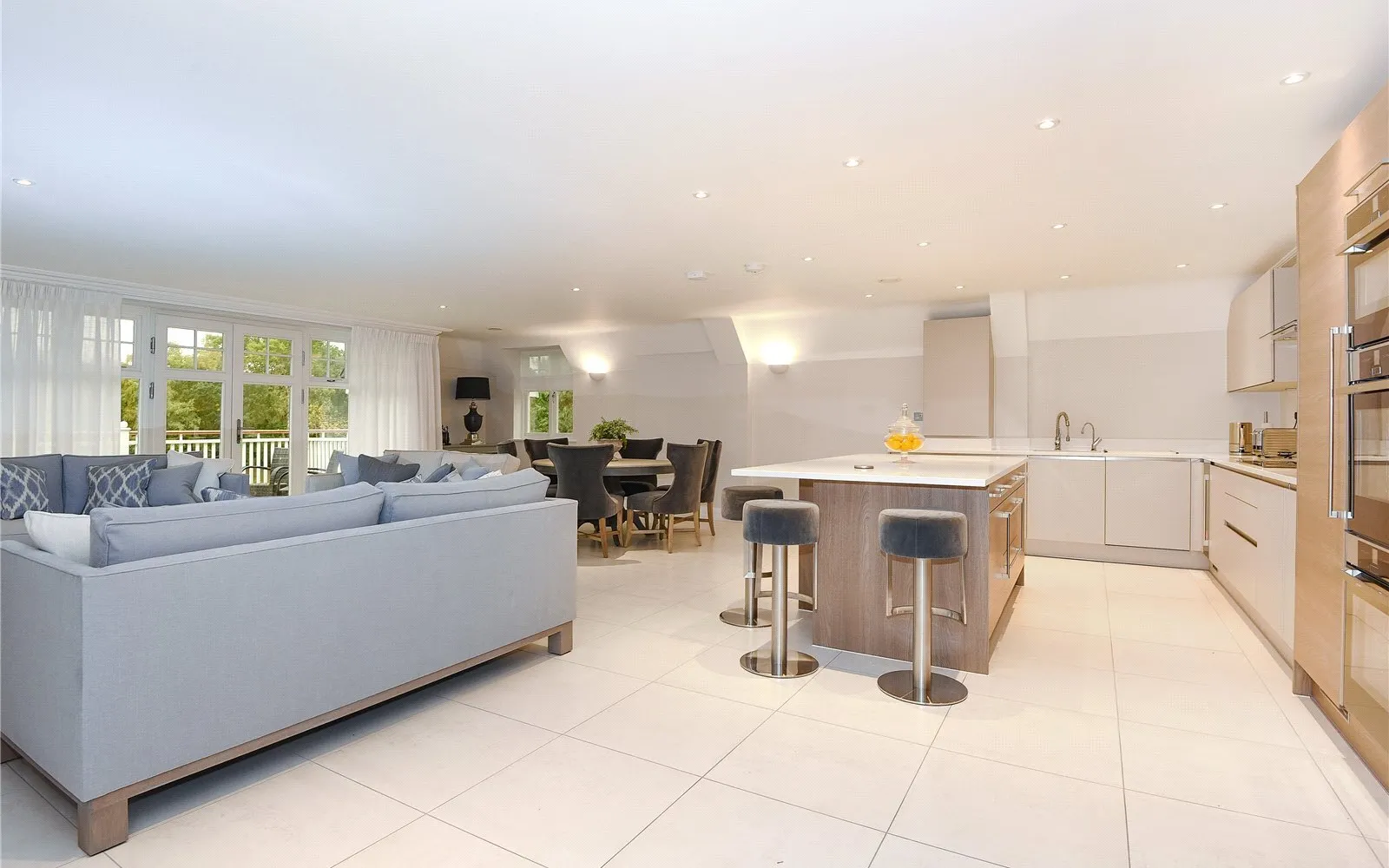 Flat Sunningdale Gardens in London