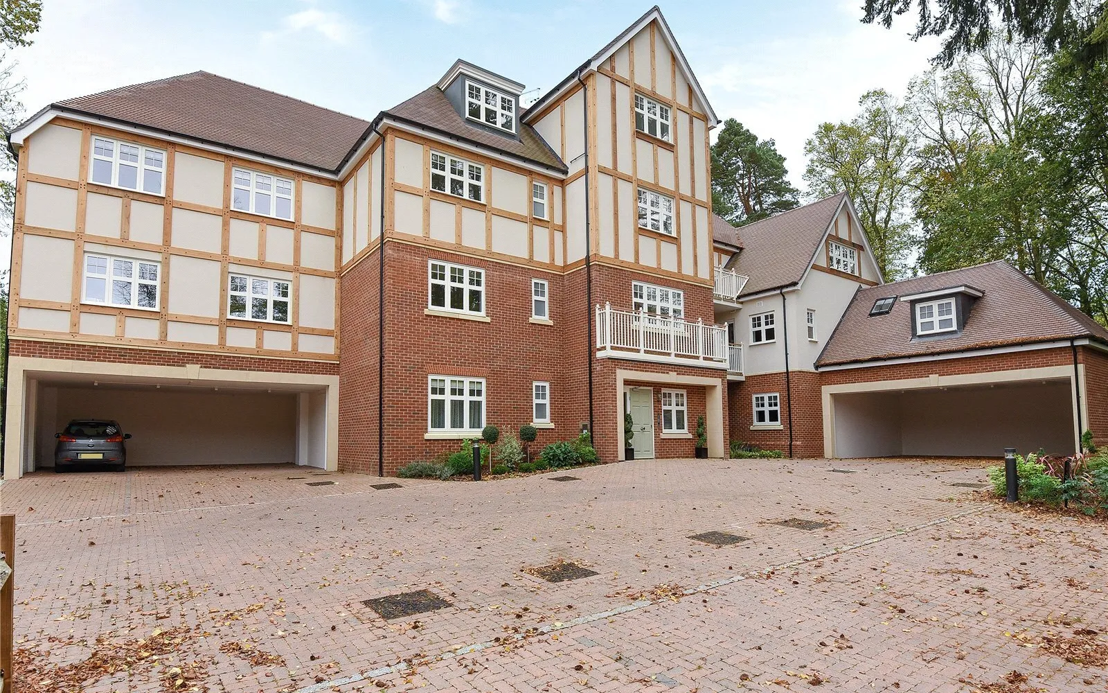 Flat Sunningdale Gardens in London