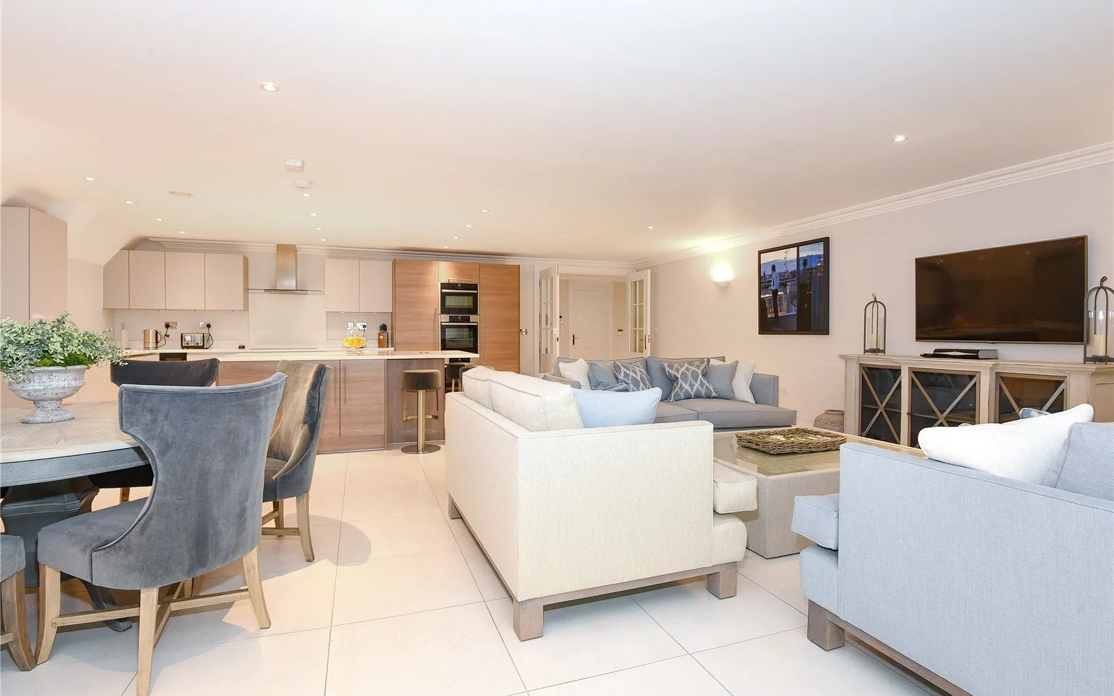 Flat Sunningdale Gardens in London