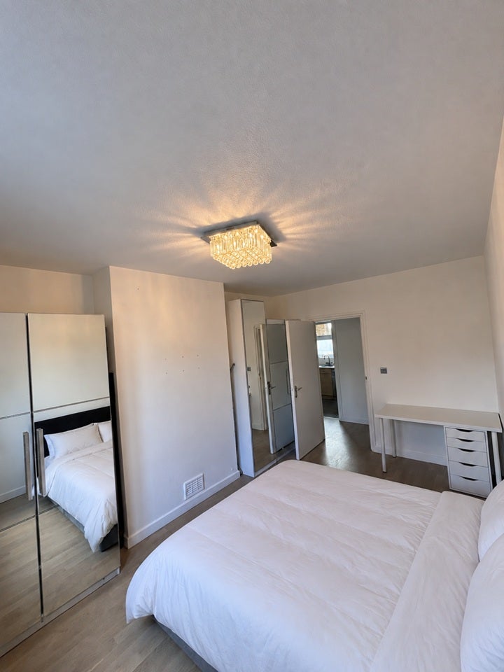 Flat Dalgarno Gardens in Greater London