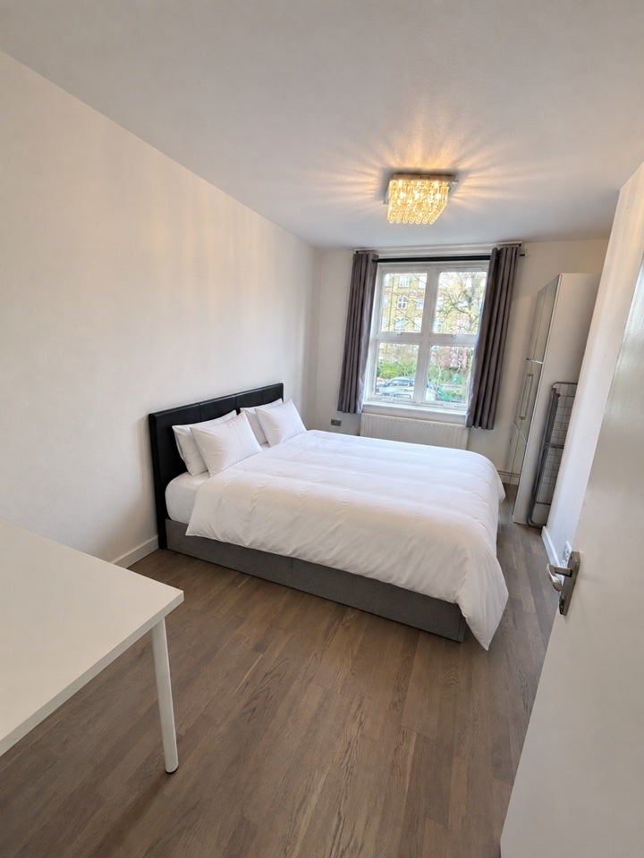 Flat Dalgarno Gardens in Greater London