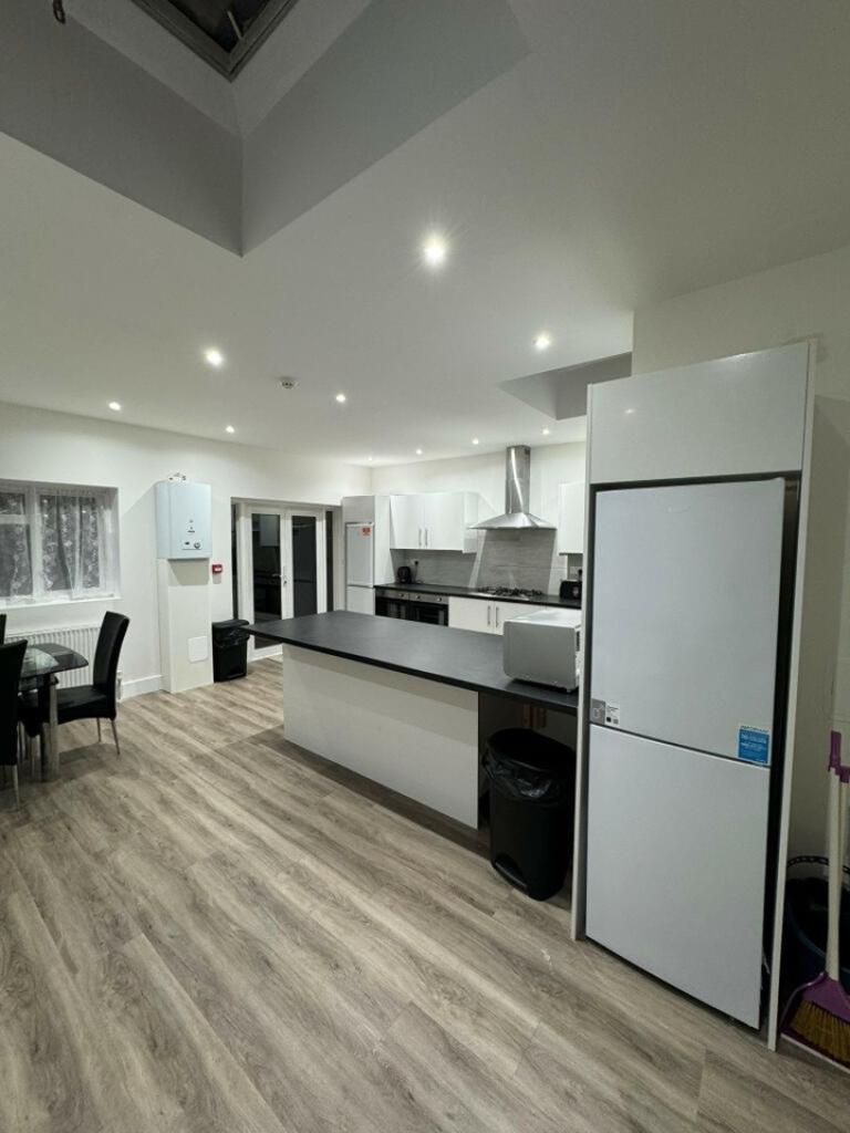 Room Audley Gardens in London