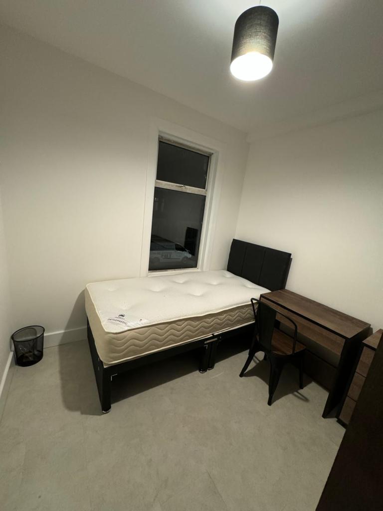 Room Audley Gardens in London