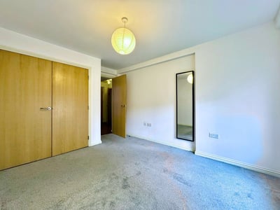 Flat Elm Grove in Greater London