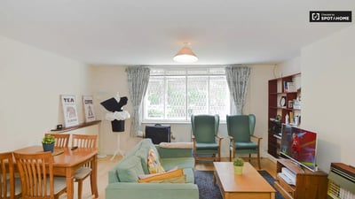 Flat Royal Crescent Mews in Greater London