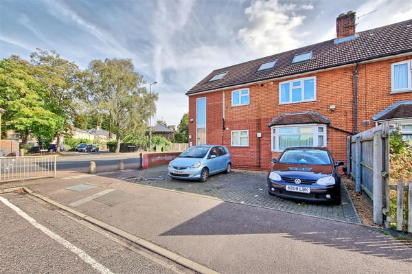 Flat Hawthorn Way in Cambridge