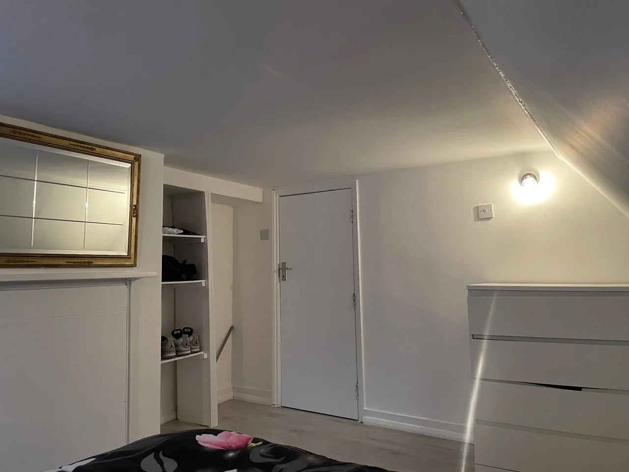Room Roehampton High Street in Greater London