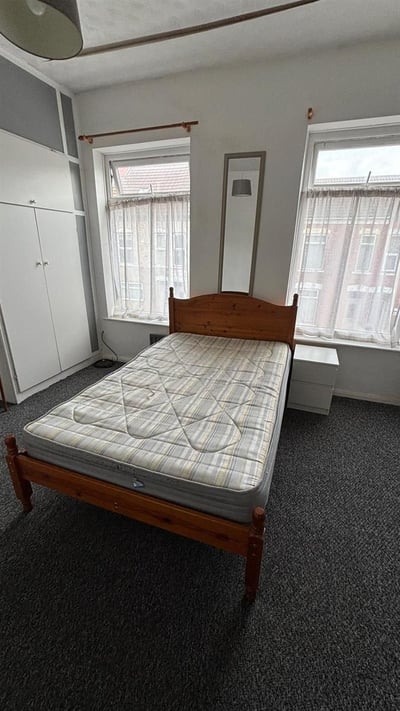Room Brazil Street in Hull
