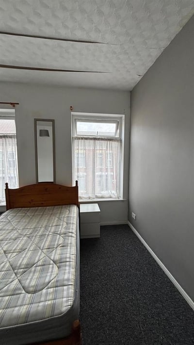Room Brazil Street in Hull