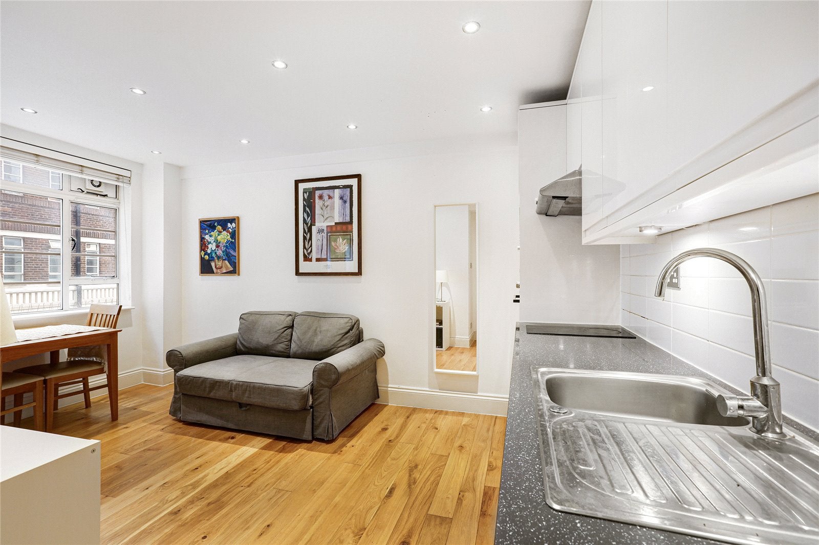 Flat Sloane Avenue in Greater London