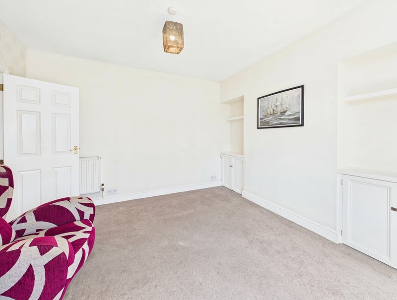 Room Lavender Avenue in Coventry
