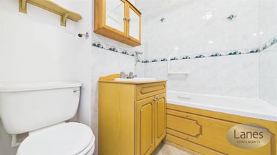 Flat Mandeville Road in Greater London