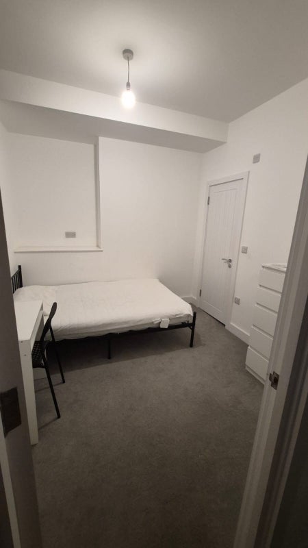Room Bath Road in Bristol