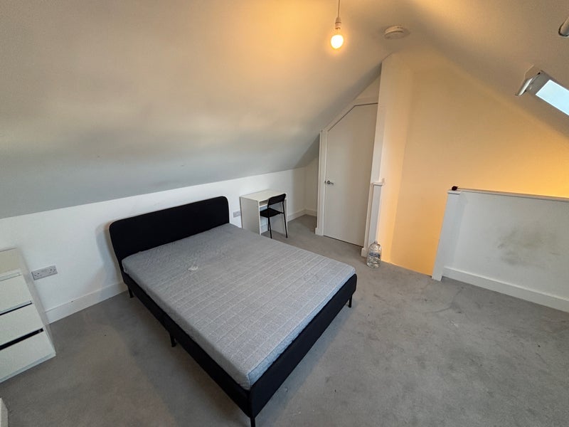 Room Bath Road in Bristol