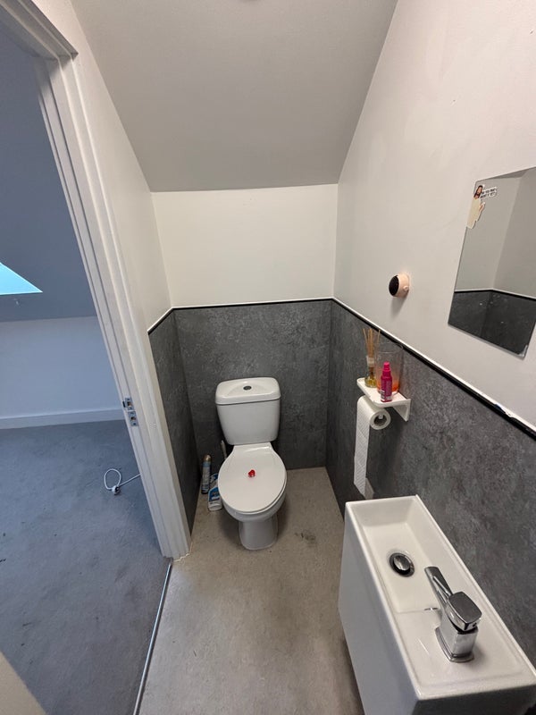 Room Bath Road in Bristol
