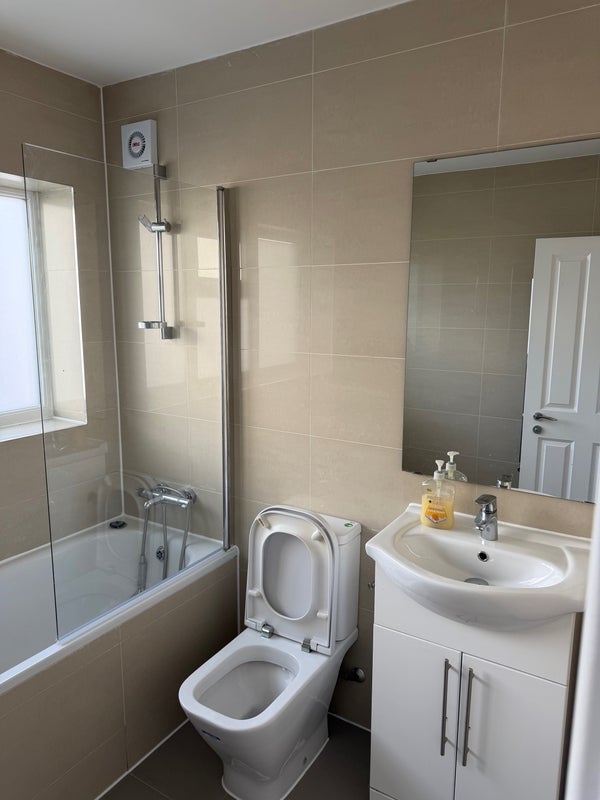 Room High Road in Greater London