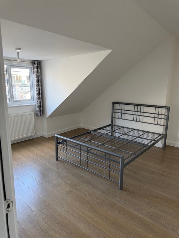 Room High Road in Greater London