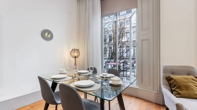 Flat Spring Street in City of Westminster