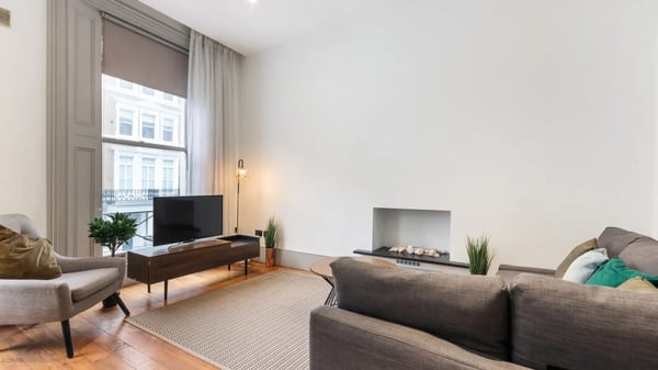 Flat Spring Street in City of Westminster