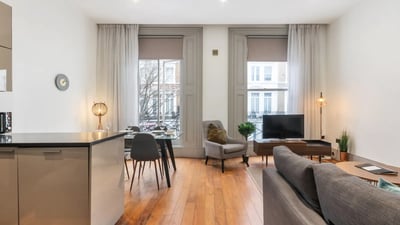 Flat Spring Street in City of Westminster